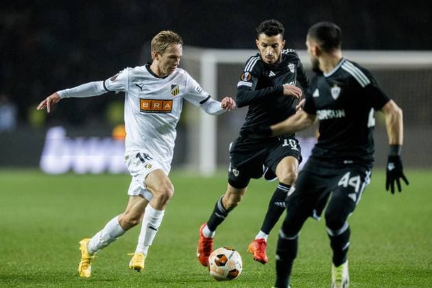 231214 Pontus Dahbo of Häcken and Abdellah Zoubir of Qarabag during the UEFA Europa League match between Qarabag and Häcken on December 14, 2023 in Baku Photo Carl Sandin BILDBYRAN kod CS CS0469 fotboll soccer football uefa europa league qarabag häcken bbeng bbauto  Copyright: CARLxSANDIN BB231214CS088
