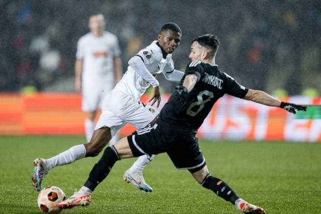 231214 Akoua Romeo Amane of Häcken and Marko Jankovic of Qarabag during the UEFA Europa League match between Qarabag and Häcken on December 14, 2023 in Baku Photo Carl Sandin BILDBYRAN kod CS CS0469 fotboll football soccer fotball uefa europa league qarabag häcken bbeng bbauto  Copyright: CARLxSANDIN BB231214CS090
