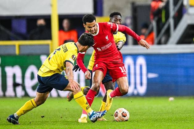 BRUSSELS - (l-r) Kevin Mac Allister of Royale Union Saint-Gilloise, Cody Gakpo of Liverpool FC during the UEFA Europa League in group E match between R. Union Sint Gillis and Liverpool FC at the Lotto Park stadium on December 14, 2023 in Brussels, Belgium. ANP Hollandse Hoogte UEFA Europa Europa League 2023 24 2022 2023 xVIxANPxSportx xGerritxvanxKeulenxIVx 486297373 originalFilename: 486297373.jpg