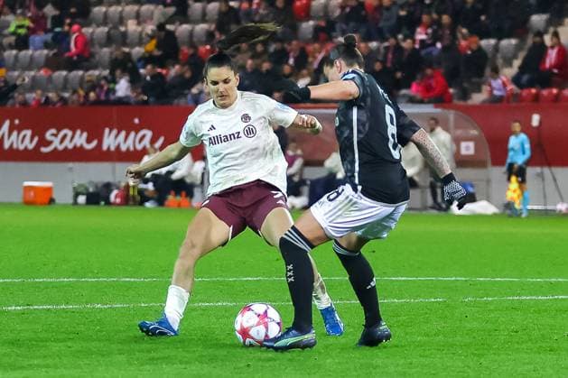 Jovana Damnjanovic FC Bayern Muenchen, 09 in the penalty area, with Sherida Spitse AFC Ajax Amsterdam, 08 , FC Bayern Muenchen vs AFC Ajax Amsterdam, Football UEFA Women s Champions League, Group Round 3 Matchday, Season 23 24, 14 12 2023 FC Bayern Muenchen vs AFC Ajax Amsterdam, Football UEFA Women s Champions League, Group Round 3 Matchday, Season 23 24, 14 12 2023 Muenchen Copyright: xEibner-Pressefoto JennixMaulx EP_JML