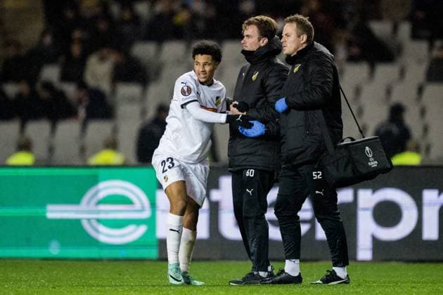 231214 Momodou Lamin Sonko of Häcken receives medical treatment during the UEFA Europa League match between Qarabag and Häcken on December 14, 2023 in Baku Photo Carl Sandin BILDBYRAN code CS CS0469 football soccer football uefa europa league qarabag häcken bbeng bbauto depp injury  Copyright: CARLxSANDIN BB231214CS094