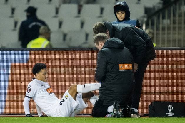 231214 Momodou Lamin Sonko of Häcken receives medical treatment during the UEFA Europa League match between Qarabag and Häcken on December 14, 2023 in Baku Photo Carl Sandin BILDBYRAN code CS CS0469 football soccer football uefa europa league qarabag häcken bbeng bbauto depp injury  Copyright: CARLxSANDIN BB231214CS095