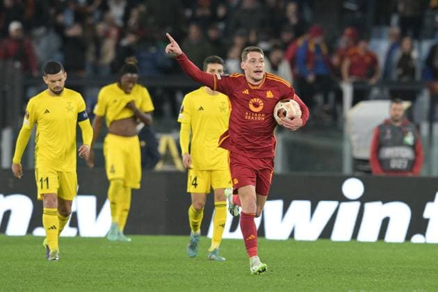 IPP20231214 Football - soccer: UEFA Europa League 2023 2024, A.S. Roma - FC Sheriff Tiraspol, Andrea Belotti esulta dopo aver segnato il gol del 2-0 (Verwendung nur in Deutschland - GERMANY ONLY) *** IPP20231214 Football soccer UEFA Europa League 2023 2024, A S Roma FC Sheriff Tiraspol, Andrea Belotti esulta dopo aver segnato il gol del 2 0 Use only in Germany GERMANY ONLY 
