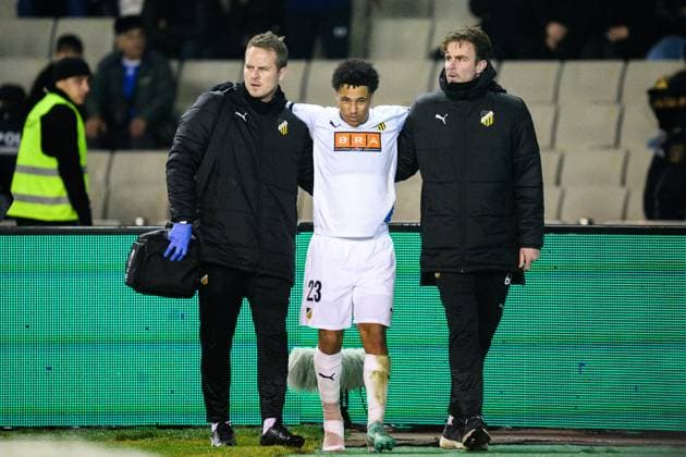 231214 Momodou Lamin Sonko of Häcken receives medical treatment during the UEFA Europa League match between Qarabag and Häcken on December 14, 2023 in Baku Photo Carl Sandin BILDBYRAN code CS CS0469 football soccer football uefa europa league qarabag häcken bbeng bbauto depp injury  Copyright: CARLxSANDIN BB231214CS097