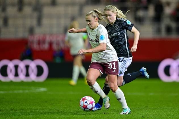 v li Georgia Stanway FC Bayern Munich, FCB, 31 Nadine NOORDAM Ajax, 10 in duel, duel, tackle, dynamic, action, action, 14 12 2023, Munich Germany , Football, UEFA Womens Champions League, Group C, FC Bayern Munich Ajax Amsterdam xslx