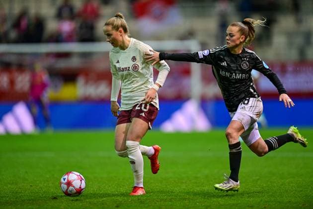 v li Franziska Kett FC Bayern München, FCB, 20 Milicia KEIJZER Ajax, 18 in duel, duel, tackle, dynamic, action, action, 14 12 2023, Munich Germany , Football, UEFA Womens Champions League, Group C, FC Bayern München Ajax Amsterdam xslx