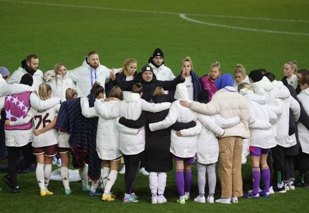 A word of advice or encouragement Bayern coach Alexander STRAUS and his team Womens football, Bayern Munich Ajax Amsterdam, Womens Champions League, group stage, on 14 12 2023 in Munich, F C B A Y E R N C A M P U S, Germany Source Copyright Credit Oryk HAIST x1DX39474.JPGx