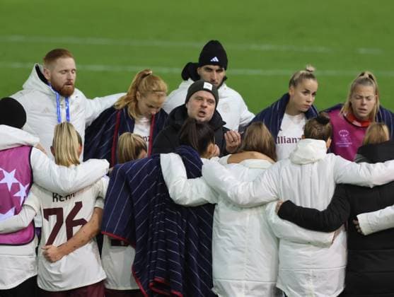 A word of advice or encouragement Bayern coach Alexander STRAUS and his team Womens football, Bayern Munich Ajax Amsterdam, Womens Champions League, group stage, on 14 12 2023 in Munich, F C B A Y E R N C A M P U S, Germany Source Copyright Credit Oryk HAIST x1DX39474.JPGx