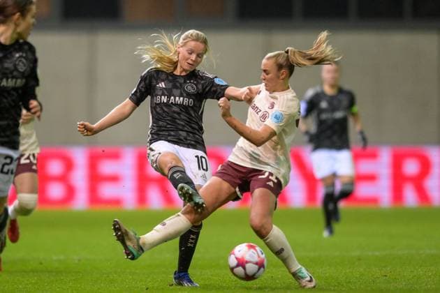 Soccer, UEFA Womens Champions League, 20231214, FC Bayern Munich Ajax Amsterdam In the picture Nadine NOORDAM Ajax Amsterdam, 10 and Georgia STANWAY FC Bayern Munich Women, 31 duel ball Munich FC Bayern Campus Bayern Germany Copyright: Passion2Press MarkusxFischerx