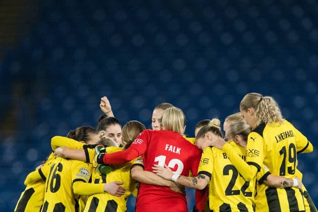 231214 Players of Häcken ahead of the UEFA Women s Champions League football match between Chelsea and Häcken on December 14, 2023 in London Photo Mathias Bergeld BILDBYRAN code MB MB0807 fotboll soccer fotball champions league chelsea häcken dam bbeng  Copyright: MATHIASxBERGELD BB231214MB018