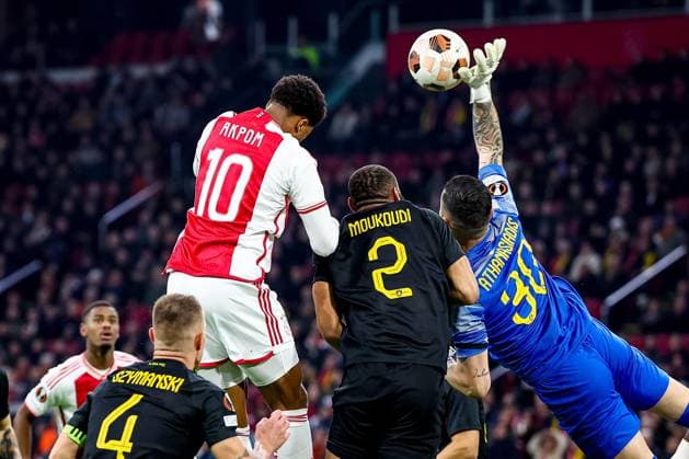 Sport Bilder des Tages AMSTERDAM, 14-12-2023 , JohanCruyff Arena, Europa League Football season 2023 2024. Ajax player Chuba Akpom (l) scores against AEK goalkeeper Giorgos Athanasiadis (r) during the match Ajax - AEK Athens. Ajax - AEK Athens  x23520137x Copyright: