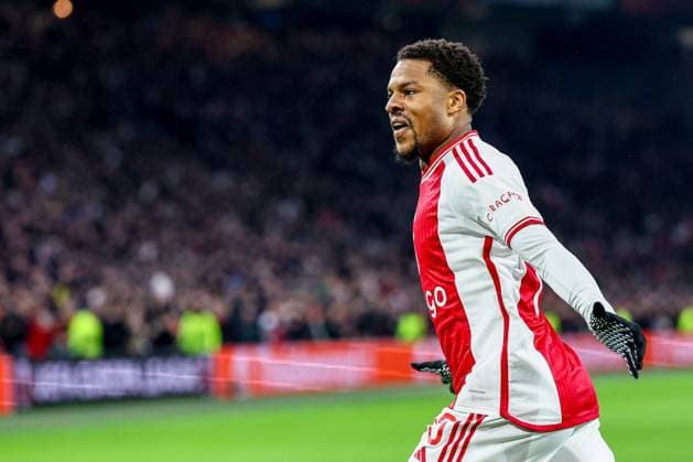 AMSTERDAM, 14-12-2023 , JohanCruyff Arena, Europa League Football season 2023 2024. Ajax player Chuba Akpom (l) scores against AEK goalkeeper Giorgos Athanasiadis (r) during the match Ajax - AEK Athens. Ajax - AEK Athens  x23520144x Copyright: