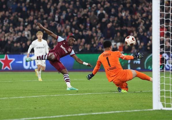 Mohammed Kudus of West Ham United scores the opening goal past Noah Atubolu of SC Freiburg West Ham United v Freiburg, UEFA Europa League, Group A, Football, London Arena, London, UK - 14 Dec 2023 EDITORIAL USE ONLY No use with unauthorised audio, video, data, fixture lists, club league logos or live services. Online in-match use limited to 120 images, no video emulation. No use in betting, games or single club league player publications. Copyright: xMichaelxZemanek Shutterstockx 14254605b