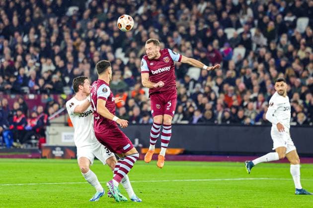 West Ham United v Freiburg Europa League 14 12 2023. Vladimir Coufal (5) of West Ham United heads clear during the Europa League match between West Ham United and Freiburg at the London Stadium, London, England on 14 December 2023. Editorial use only , Copyright: xNigelxKeenex PSI-18584-0011