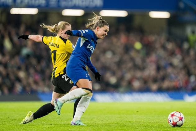 231214 Johanna Fossdalsa Sorensen of Häcken and Johanna Rytting Kaneryd of Chelsea during the UEFA Women s Champions League football match between Chelsea and Häcken on December 14, 2023 in London Photo Mathias Bergeld BILDBYRAN kod MB MB0807 fotboll, football, soccer, fotball,champions league,chelsea,häc  Copyright: MATHIASxBERGELD BB231214MB026