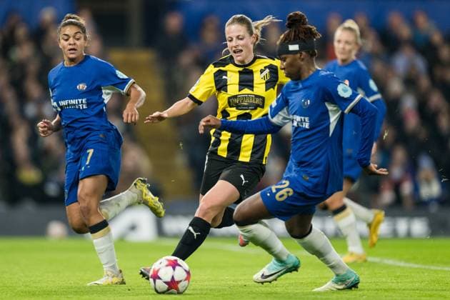 231214 Anna Anvegard of Häcken and Kadeisha Buchanan of Chelsea during the UEFA Women s Champions League football match between Chelsea and Häcken on December 14, 2023 in London Photo Mathias Bergeld BILDBYRAN kod MB MB0807 fotboll football soccer fotball champions league chelsea häcken dam bbeng  Copyright: MATHIASxBERGELD BB231214MB027