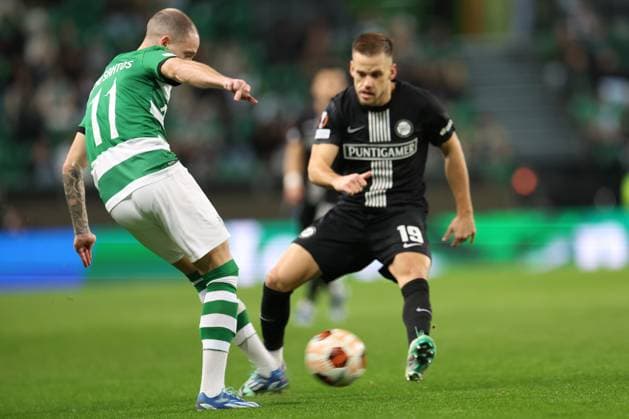 SOCCER - UEFA EL, Sporting vs Sturm LISBON,PORTUGAL,14.DEC.23 - SOCCER - UEFA Europa League, group stage, Sporting CP vs SK Sturm Graz. Image shows Nuno Santos (Sporting Lissabon) and Tomi Horvat (Sturm).  GEPAxpictures xChrisxBauer