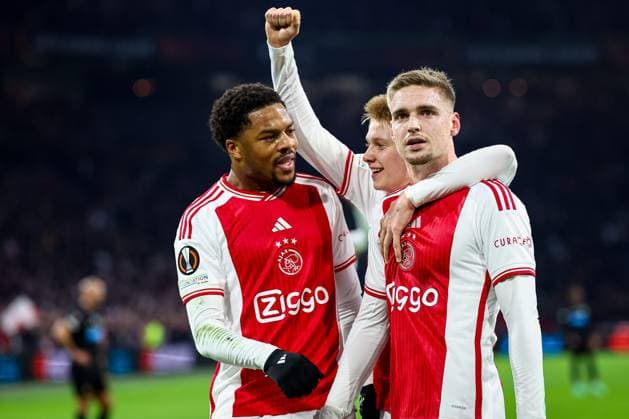 AMSTERDAM, 14-12-2023 , JohanCruyff Arena, Europa League Football season 2023 2024. Ajax player Kenneth Taylor scores the 2-1 and celebrates with Ajax player Kristian Hlynsson (m) and Ajax player Chuba Akpom (l) during the match Ajax - AEK Athens. Ajax - AEK Athens  x23520713x Copyright: