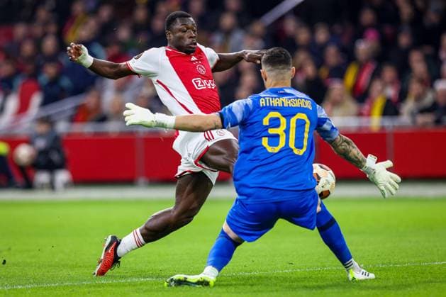 AMSTERDAM, 14-12-2023 , JohanCruyff Arena, Europa League Football season 2023 2024. Ajax player Brian Brobbey 1 on 1 with AEK Athene goalkeeper Giorgos Athanasiadis (r) during the match Ajax - AEK Athens. Ajax - AEK Athens  x23520853x Copyright: