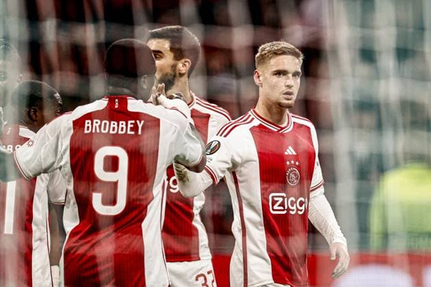 AMSTERDAM - (l-r) Brian Brobbey of Ajax, Josip Sutalo of Ajax, Kenneth Taylor of Ajax celebrate the 2-1 during the UEFA Europa League match in group B between Ajax Amsterdam and AEK Athene FC in the Johan Cruyff ArenA on December 14, 2023 in Amsterdam, The Netherlands. ANP MAURICE VAN STEEN UEFA Europa League 2023 24 2023 2024 xVIxANPxSportx xxANPxIVx 486303852 originalFilename: 486303852.jpg