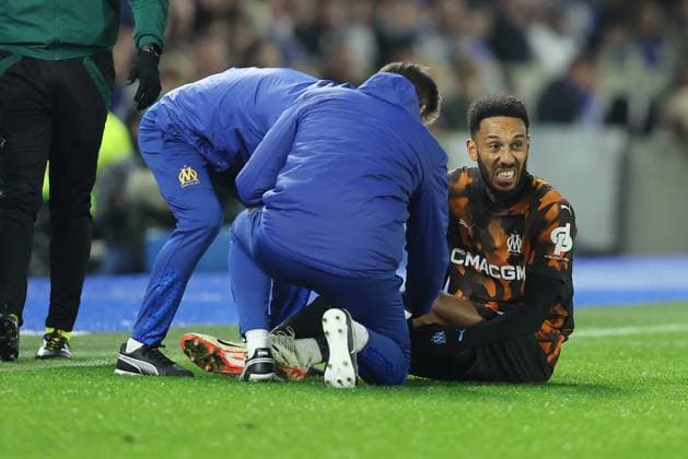 Sport Bilder des Tages Brighton and Hove, England, 14th December 2023. Pierre-Emerick Aubameyang of Olympique de Marseille receives medial treatment during the UEFA Europa League match at the AMEX Stadium, Brighton and Hove. Picture credit should read: Paul Terry Sportimage EDITORIAL USE ONLY. No use with unauthorised audio, video, data, fixture lists, club league logos or live services. Online in-match use limited to 120 images, no video emulation. No use in betting, games or single club league player publications. SPI-2802-0012