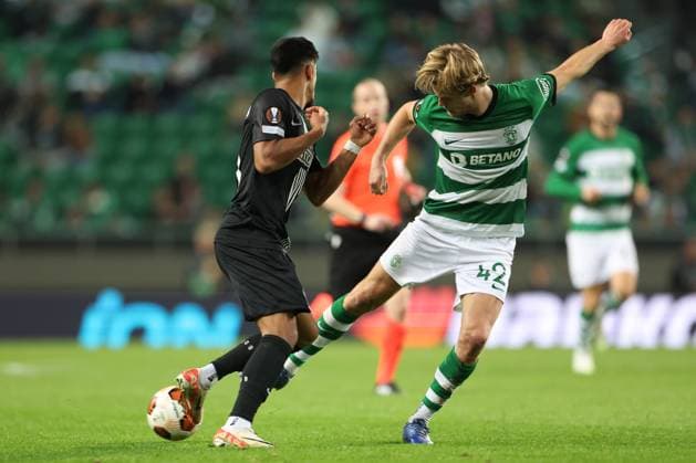 SOCCER - UEFA EL, Sporting vs Sturm LISBON,PORTUGAL,14.DEC.23 - SOCCER - UEFA Europa League, group stage, Sporting CP vs SK Sturm Graz. Image shows Manprit Sarkaria (Sturm) and Morten Hjulmand (Sporting Lissabon).  GEPAxpictures xChrisxBauer