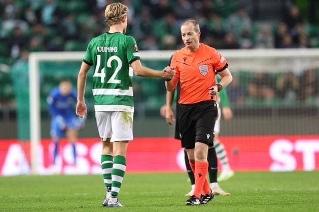 SOCCER - UEFA EL, Sporting vs Sturm LISBON,PORTUGAL,14.DEC.23 - SOCCER - UEFA Europa League, group stage, Sporting CP vs SK Sturm Graz. Image shows Morten Hjulmand (Sporting Lissabon) and referee William Cullum (SCO).  GEPAxpictures xChrisxBauer
