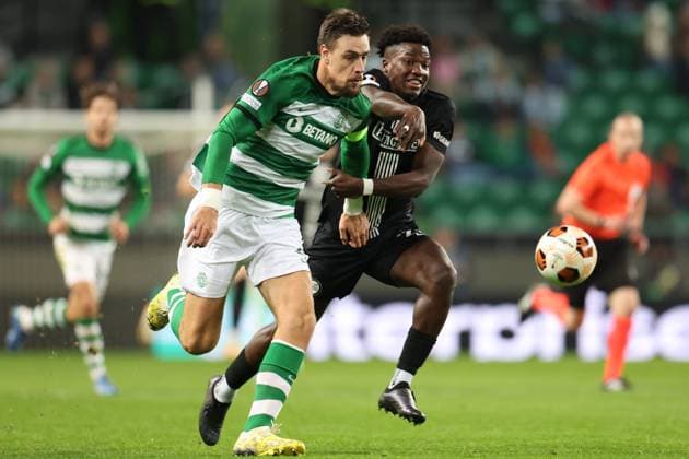 SOCCER - UEFA EL, Sporting vs Sturm LISBON,PORTUGAL,14.DEC.23 - SOCCER - UEFA Europa League, group stage, Sporting CP vs SK Sturm Graz. Image shows Sebastian Coates (Sporting Lissabon) and Seedy Jatta (Sturm).  GEPAxpictures xChrisxBauer