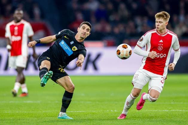 AMSTERDAM, 14-12-2023 , JohanCruyff Arena, Europa League Football season 2023 2024. Ajax player Kristian Hlynsson (r) and AEK Athene player Petros Mantalos (l) during the match Ajax - AEK Athens. Ajax - AEK Athens  x23520912x Copyright:
