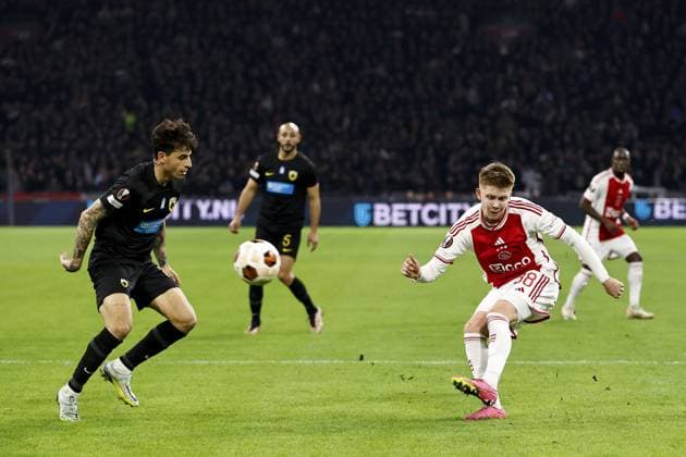 AMSTERDAM - (l-r) Lazaros Rota of AEK Athens, Kristian Hlynsson of Ajax during the UEFA Europa League Group B match between Ajax Amsterdam and AEK Athene FC at the Johan Cruyff ArenA on December 14, 2023 in Amsterdam, Netherlands. ANP MAURICE VAN STEEN UEFA Europa League 2023 24 2023 2024 xVIxANPxSportx xxANPxIVx 486305578 originalFilename: 486305578.jpg
