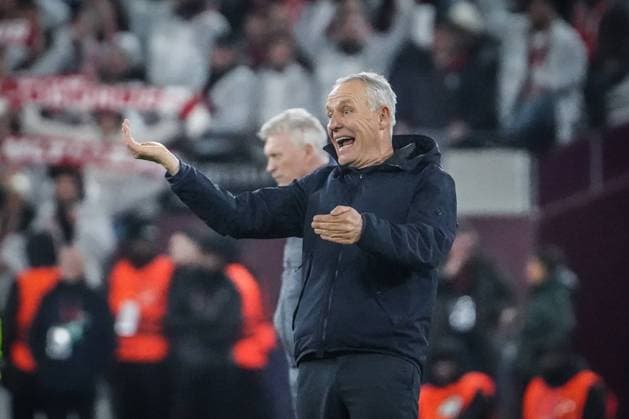 Sport Themen der Woche KW50 Sport Bilder des Tages West Ham United - SC Freiburg Fußball: UEFA Europa League 2023 2024, 6. Spieltag, West Ham United - SC Freiburg, London Stadion: Freiburgs Trainer Christian Streich *** West Ham United SC Freiburg Football UEFA Europa League 2023 2024, Matchday 6, West Ham United SC Freiburg, London Stadium Freiburg coach Christian Streich