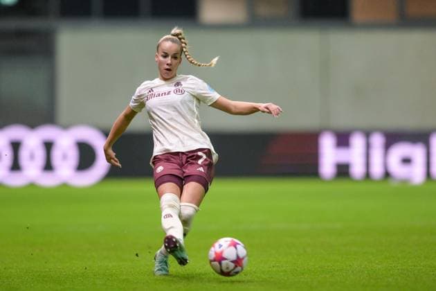 Soccer, UEFA Womens Champions League, 20231214, FC Bayern Munich Ajax Amsterdam In the picture Giulia GWINN FC Bayern Munich Women, 7 pass pass ball Munich FC Bayern Campus Bayern Germany Copyright: Passion2Press MarkusxFischerx
