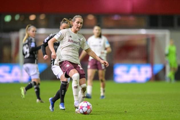Soccer, UEFA Womens Champions League, 20231214, FC Bayern Munich Ajax Amsterdam In the picture Sydney LOHMANN FC Bayern Munich Women, 12 pass pass ball Munich FC Bayern Campus Bayern Germany Copyright: Passion2Press MarkusxFischerx