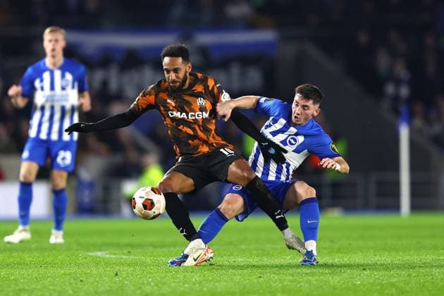 Brighton gegen Marseille 14. Dezember 2023, Brighton UEFA EUROPA League, Gruppe B Brighton Hove Albion gegen Olympique de Marseille Pierre Emerick Aubameyang von Olympique de Marseille und Billy Gilmour von Brighton Hove Albion Foto Charlotte Wilson Abseits Brighton UK  Copyright: xCharlottexWilsonx xOffsidexOffside