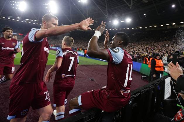 West Ham United gegen SC Freiburg 14. Dezember 2023, London Europa League Fußball Gruppe A West Ham United gegen SC Freiburg Mohammed Kudus von West Ham feiert sein erstes Tor mit seinen Mannschaftskameraden Foto Jacques Feeney Abseits London UK  Copyright: xJacquesxFeeneyx xOffsidexOffside
