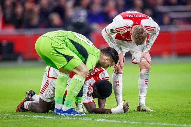 AMSTERDAM, 14-12-2023 , JohanCruyff Arena, Europa League Football season 2023 2024. Ajax goalkeeper Diant Ramaj (l) and Ajax player Kenneth Taylor (r) checking up on Ajax player Brian Brobbey (m) during the match Ajax - AEK Athens. Ajax - AEK Athens  x23520994x Copyright: