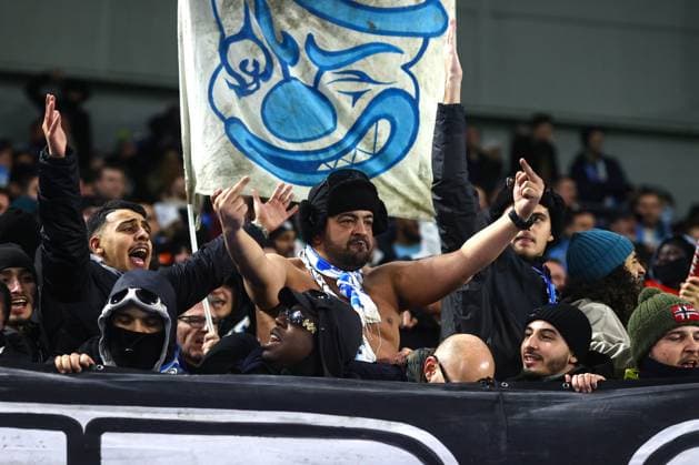 Brighton gegen Marseille 14. Dezember 2023, Brighton UEFA EUROPA League, Gruppe B Brighton Hove Albion gegen Olympique de Marseille Ein Marseille-Fan gestikuliert mit seinem Mittelfinger, während er eine Zigarette raucht Foto Charlotte Wilson Offside Brighton UK  Copyright: xCharlottexWilsonx xOffsidexOffside