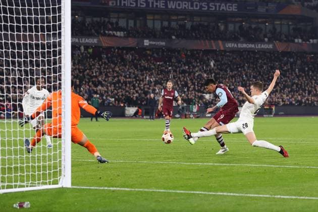 West Ham United gegen SC Freiburg 14. Dezember 2023, London Europa League Fußball Gruppe A West Ham United gegen SC Freiburg Edson Alvarez von West Ham erzielt sein zweites Tor Foto Jacques Feeney Abseits London UK  Copyright: xJacquesxFeeneyx xOffsidexOffside