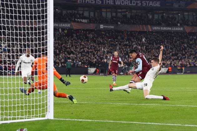 West Ham United gegen SC Freiburg 14. Dezember 2023, London Europa League Fußball Gruppe A West Ham United gegen SC Freiburg Edson Alvarez von West Ham erzielt sein zweites Tor Foto Jacques Feeney Abseits London UK  Copyright: xJacquesxFeeneyx xOffsidexOffside