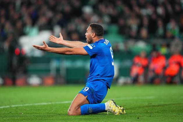Cyriel Dessers of Rangers FC claim a fault Real Betis v Rangers, UEFA Europa League, Group C, Football, Benito VIllamarin Stadium, Seville, Spain - 14 Dec 2023 EDITORIAL USE ONLY No use with unauthorised audio, video, data, fixture lists, club league logos or live services. Online in-match use limited to 120 images, no video emulation. No use in betting, games or single club league player publications. Copyright: xBaguxBlanco Shutterstockx 14254285bu