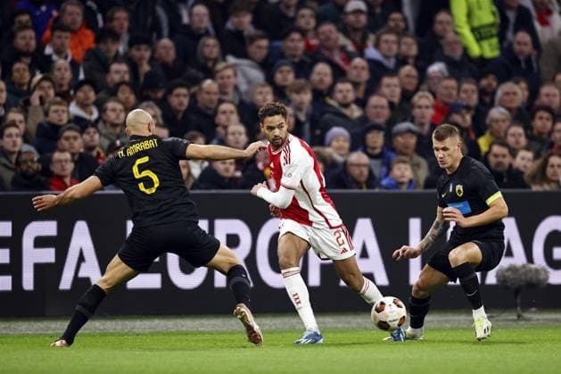 AMSTERDAM - (l-r) Nordin Amrabat of AEK Athens, Devyne Rensch of Ajax, Damian Szymanski of AEK Athens during the UEFA Europa League group B match between Ajax Amsterdam and AEK Athene FC at the Johan Cruyff ArenA on December 14, 2023 in Amsterdam, Netherlands . ANP MAURICE VAN STEEN UEFA Europa League 2023 24 2023 2024 xVIxANPxSportx xxANPxIVx 486306448 originalFilename: 486306448.jpg