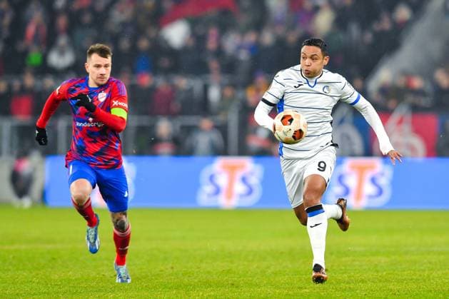 SOSNOWIEC, POLAND - DECEMBER 14: Fran Tudor (7) of Rakow Czestochowa and Luis Muriel (9) of Atalanta BC during UEFA Europa League Matchday 6 group stage match between Rakow Czestochowa and Atalanta BC at Zaglebiowski Park Sportowy on December 14, 2023 in Sosnowiec, Rakow Czestochowa v Atalanta BC Copyright: xMateuszxSobczakx