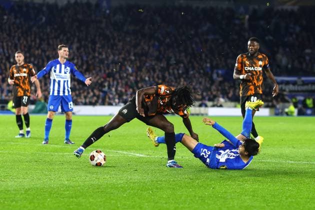 Brighton gegen Marseille 14. Dezember 2023, Brighton UEFA EUROPA League, Gruppe B Brighton Hove Albion gegen Olympique de Marseille Kaoru Mitoma von Brighton Hove Albion überläuft Bamo Meite von Olympique de Marseille Foto Charlotte Wilson Abseits Brighton UK  Copyright: xCharlottexWilsonx xOffsidexOffside