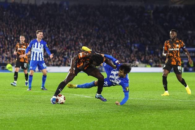 Brighton gegen Marseille 14. Dezember 2023, Brighton UEFA EUROPA League, Gruppe B Brighton Hove Albion gegen Olympique de Marseille Kaoru Mitoma von Brighton Hove Albion überläuft Bamo Meite von Olympique de Marseille Foto Charlotte Wilson Abseits Brighton UK  Copyright: xCharlottexWilsonx xOffsidexOffside