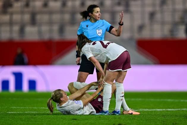 Magdalena Eriksson FC Bayern Munich, FCB, 5 injured lying on the ground, must be substituted, injured, injury, injured, sporting injury, Sarah Zadrazil FC Bayern Munich, FCB, 25 Kateryna MONZUL Referee, Referee , 14 12 2023, Munich Germany , Football, UEFA Womens Champions League, Group C, FC Bayern Munich Ajax Amsterdam xslx