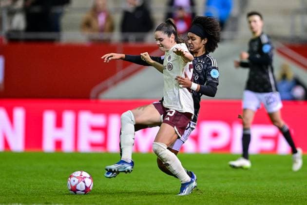 v li Sarah Zadrazil FC Bayern Munich, FCB, 25 Lilian Isabella YOHANNES Ajax, 20 in duel, duel, tackle, dynamic, action, action, 14 12 2023, Munich Germany , Football, UEFA Womens Champions League, Group C, FC Bayern Munich Ajax Amsterdam xslx