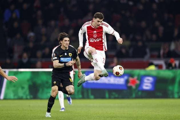 AMSTERDAM - (l-r) Steven Zuber of AEK Athens, Benjamin Tahirovic of Ajax during the UEFA Europa League Group B match between Ajax Amsterdam and AEK Athene FC at the Johan Cruyff ArenA on December 14, 2023 in Amsterdam, Netherlands. ANP MAURICE VAN STEEN UEFA Europa League 2023 24 2023 2024 xVIxANPxSportx xxANPxIVx 486308151 originalFilename: 486308151.jpg