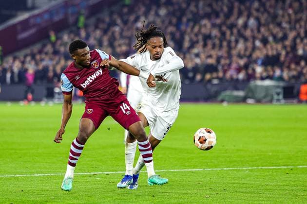 West Ham United v Freiburg Europa League 14 12 2023. Mohammed Kudus (14) of West Ham United tussles with Jordy Makengo (33) of SC Freiburg during the Europa League match between West Ham United and Freiburg at the London Stadium, London, England on 14 December 2023. Editorial use only , Copyright: xNigelxKeenex PSI-18584-0030