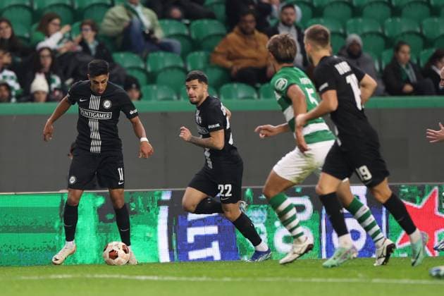 SOCCER - UEFA EL, Sporting vs Sturm LISBON,PORTUGAL,14.DEC.23 - SOCCER - UEFA Europa League, group stage, Sporting CP vs SK Sturm Graz. Image shows Manprit Sarkaria and Jusuf Gazibegovic (Sturm).  GEPAxpictures xChrisxBauer