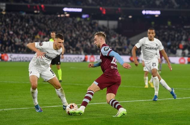 Jarrod Bowen of West Ham United takes on Maximilian Eggestein of SC Freiberg West Ham United v Freiburg, UEFA Europa League, Group A, Football, London Arena, London, UK - 14 Dec 2023 EDITORIAL USE ONLY No use with unauthorised audio, video, data, fixture lists, club league logos or live services. Online in-match use limited to 120 images, no video emulation. No use in betting, games or single club league player publications. Copyright: xAlanxWalter Shutterstockx 14254269ay